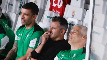 Ania, en el banquillo durante el partido contra la Cultural