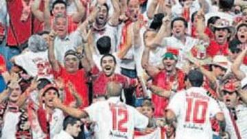 La alegría de la afición con el gol del Sevilla.
