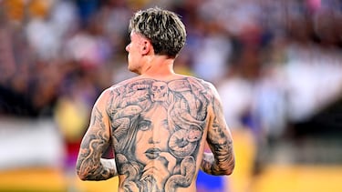 Tatuaje de Nicola Zalewski del FC Internazionale tras el partido del grupo E de la Copa Mundial de Clubes de la FIFA 2025 entre el CF Monterrey y el FC Internazionale Milano.