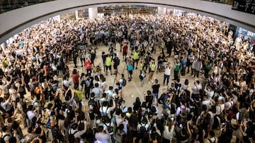 Los manifestantes protestan en las calles de Hong Kong.