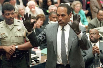 El caso O.J. Simpson. La tarde del 17 de junio de 1994, alrededor de 95 millones de personas vieron en directo a través de la pantalla chica cómo la policía perseguía por una autopista interestatal de Los Ángeles a un Ford Bronco de color blanco. La exestrella del fútbol Americano O.J. Simpson viajaba en ella junto a su amigo Al Cowlings. Simpson estaba siendo perseguido por las autoridades luego de que se presentarancargos en su contra por el brutal asesainato de su exesposa Nicole Brown y de Ronald Goldman.
Este fue el precedente antes del juicio de nueve meses al que fue sometido la exestrella de la NFL y del que resultaría exculpado.