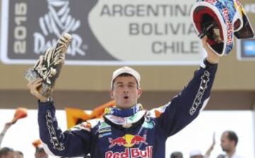 El piloto español de KTM Marc Coma festeja su victoria en la categoría de motos tras la última etapa en el Rally Dakar 2015 hoy, sábado 17 de enero de 2015, entre las localidades de Rosario y Buenos Aires, Argentina. El Dakar 2015 finalizó hoy tras disputarse desde el 3 y el 17 de enero entre Argentina, Chile y Bolivia. 