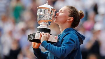 Simona Halep besa el trofeo de campeona de Roland Garros de 2018.