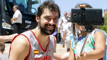 Sergio Llull se hace un &#039;selfie&#039; con una aficionada.