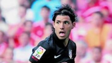 <b>GRAN FUTURO. </b>Agüero conduce el balón durante el pasado amistoso frente al Benfica.