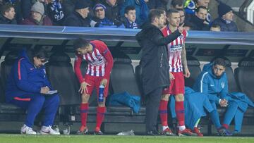 Simeone da instrucciones a Vitolo en el partido ante el Brujas.