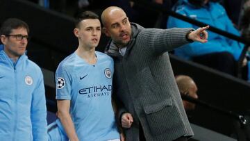 Guardiola da indicaciones a Foden en un partido de la temporada pasada