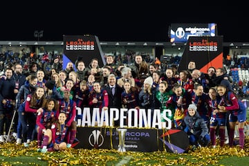 El presidente del FC Barcelona, Joan Laporta, tecnicos y jugadoras celebran el título de la Supercopa de España.