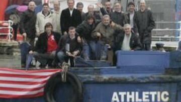 Jugadores del Athletic que ganaron el doblete en 1984 posan en la popular ganarra.