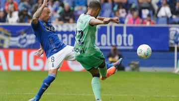 OVIEDO, 04/10/2025.- El defensa del Levante, Jeremy Toljan (d) y el centroampista del Oviedo Santi Cazorla (i), durante el partido de la jornada 8 de LaLiga EA Sports entre el Real Oviedo y el Levante, este sábado en el Estadio Carlos Tartiere de Oviedo. EFE/ Paco Paredes