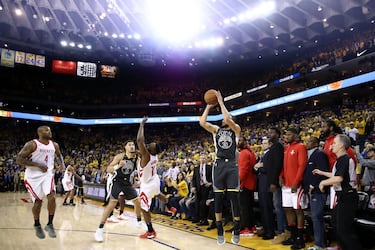 Seis triples de Curry en total en toda la noche.