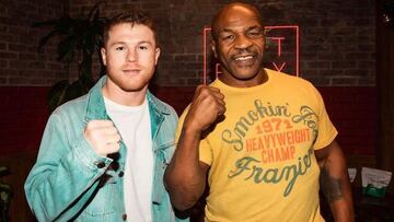 Saúl Canelo Álvarez y Mike Tyson posando juntos.