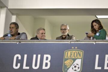 Invitado de lujo en el palco de León, Antonio García junto a Jesús Martínez.