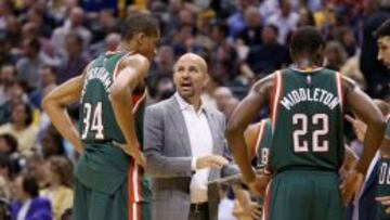 Jason Kidd da instrucciones a Antetokounmpo durante un tiempo muerto del partido que enfrent&oacute; a los Milwaukee Bucks contra los Indiana Pacers.