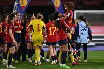 Salma Paralluelo y Vicky López celebran el título de la Women's Nations League.