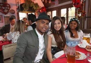 Douglas Costa y Louisa Ramos.