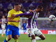 VALLADOLID, 16/09/2022.- El defensa del Real Valladolid Joaquín Fernández (d) se escapa de Lucas Pérez, del Cádiz CF, durante el partido de la sexta jornada de Liga en Primera División que se juega hoy viernes en el estadio José Zorrilla, en Valladolid. EFE/R. GARCIA.
