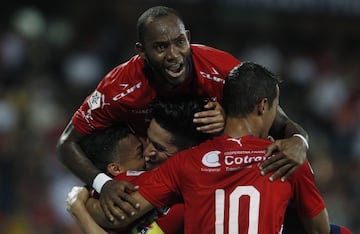 La noche en el Atanasio Girardot inició con homenaje a David González por sus 500 partidos con el Medellín, que posteriormente venció a Bucaramanga y se acerca a los ocho.