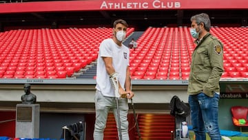 GRAFCAV6244. BILBAO, 03/06/2020.-El jugador del Athletic de Bilbao, Aritz Aduriz, (i) con muletas tras la operación habla con el director deportivo del club Rafa Alkorta, donde presencian el entrenamiento este miércoles en San Mamés,