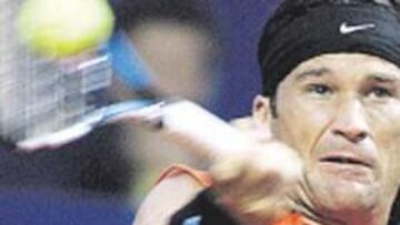 <b>ADELANTE. </b>Moyá ganó ayer y se enfrentará ahora con Massu.