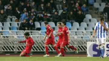 El centrocampista del Getafe, Ángel Lafita (i), celebra su gol, el primero de su equipo, junto a sus compañeros y en presencia del delantero uruguayo de la Real Sociedad, Diego Ifrán (d), durante el partido correspondiente a la decimoquinta jornada de Primera División disputado hoy en el estadio de Anoeta de San Sebastián.