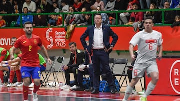 SEGOVIA, 11/03/2025.- El entrenador de la selección española de fútbol sala, Jesús Velasco (c), observa al español Cecilio (i) y al suizo Defrancisco durante el partido clasificatorio para la Eurocopa de fútbol sala que las selecciones de España y Suiza disputan este martes en Segovia. EFE/Pablo Martín