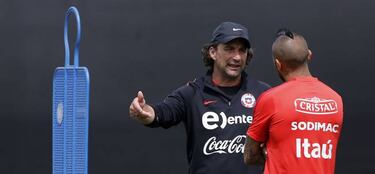 Pizzi se diferencia de Sampaoli y alaba a Suárez y Cavani