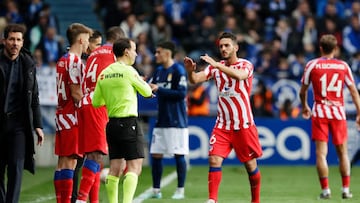 OVIEDO, SPAIN - JANUARY 4: Koke Resureccion of Atletico Madrid, Geoffrey Kondogbia of Atletico Madrid, Pablo Barrios of Atletico Madrid, coach Diego Pablo Simeone of Atletico Madrid, referee Alejandro MuÃ±Ã­z Ruiz
 during the Spanish Copa del Rey  match between Real Oviedo v Atletico Madrid at the Estadio Municipal Carlos Tartiere on January 4, 2023 in Oviedo Spain (Photo by David S. Bustamante/Soccrates/Getty Images)