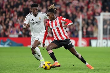 BILBAO, 04/2/2024.- El centrocampista del Real Madrid Aurelien Tchouameni (i) lucha con Nico Williams, del Athletic Club, durante el partido de la jornada 19 de LaLiga que Athletic Club de Bilbao y Real Madrid disputan este miércoles en el estadio de San Mamés, en Bilbao. EFE/LUIS TEJIDO
