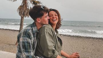 Imagen de Zayra Guti&eacute;rrez y su novia en la playa.