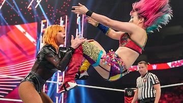 Asuka golpea a Becky Lynch en Raw.