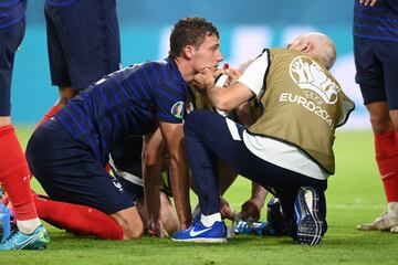 Benjamin Pavard reciver asistencia médica tras el choque con Robin Gosens.