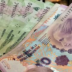 El cambio en los billetes que hará Milei en Argentina y que Chile mira con atención: así es el plan del Banco Central