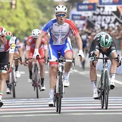 Démare salva la montonera final y triunfa en Modena