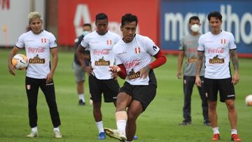 AME7266. LIMA (PER&Uacute;), 10/11/2020.- Fotograf&iacute;a cedida por la Federaci&oacute;n Peruana de F&uacute;tbol que muestra a Renato Tapia mientras participa en un entrenamiento de la selecci&oacute;n peruana de f&uacute;tbol hoy, en Lima (Per&uacute