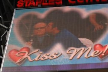Momento muy tierno en la Kiss Cam entre los actores Adam Sandler y Jack Nicholson.