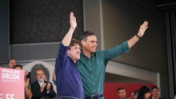 El candidato a lehendakari por el PSE-EE, Eneko Andueza (i) y el presidente del Gobierno, Pedro Sánchez (d), durante el acto de cierre de campaña del partido, en el Palacio Euskalduna, a 19 de abril de 2024, en Bilbao, Vizcaya, País Vasco (España). Sánchez se ha trasladado al País Vasco por tercera vez durante esta campaña electoral para acompañar en el cierre de la misma en Bilbao, al candidato del Partido Socialista a lehendakari para las elecciones autonómicas vascas que se celebrarán el próximo 21 de abril.
19 ABRIL 2024;EUSKADI;VOTACIONES;CAMPAÑA;MITIN;PARLAMENTO VASCO;COMICIOS;21A;ELECCIONES;ELECCIONES VASCAS
Iñaki Berasaluce / Europa Press
19/04/2024