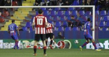0-2. Aduriz marca el segundo gol.