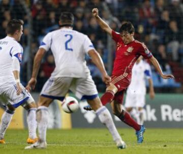 El centrocampita de la selección española David Silva (d) dispara a puerta para conseguir el primer gol del equipo frente a Luxemburgo, durante el partido de clasificación para la Eurocopa 2016