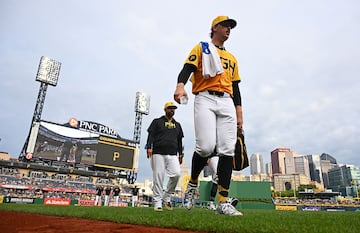 PITTSBURGH, PENNSYLVANIA - AUGUST 16: Paul Skenes #30 of the Pittsburgh Pirates walks in from the bullpen before the game against the Seattle Mariners at PNC Park on August 16, 2024 in Pittsburgh, Pennsylvania.   Justin Berl/Getty Images/AFP (Photo by Justin Berl / GETTY IMAGES NORTH AMERICA / Getty Images via AFP)