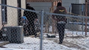 Agentes del ICE junto a Liam Conejo Ramos, de cinco años, quien según funcionarios escolares, fue detenido en Minneapolis, Minnesota, EE. UU., el 20 de enero de 2026.