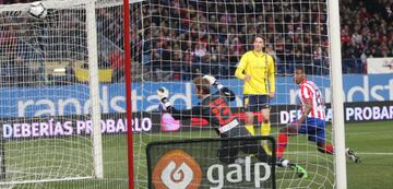 El jugador del Barcelona Ibrahimovic marca el 2-1.