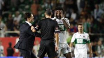 Josep Alcácer, segundo de Escribá, frenando la reclamación airada de Carlos Sánchez.