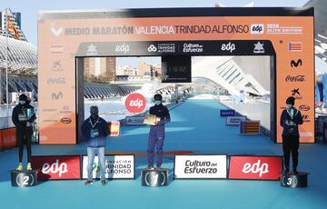 El keniano ganó la media maratón estableciendo una marca de 57':32''. Récord en Valencia.
