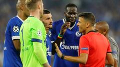 Los jugadores del Schalke se quejan del penalti fantasma marcado por Jesus Gil Manzano ante el Oporto.