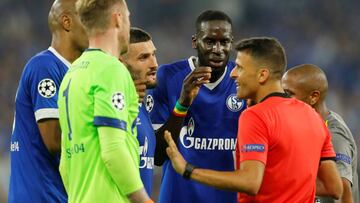 Los jugadores del Schalke se quejan del penalti fantasma marcado por Jesus Gil Manzano ante el Oporto.