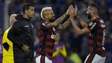 Flamengo's Chilean midfielder Arturo Vidal (C) replaces Flamengo's Brazilian midfielder Thiago Maia (L) during the Copa Libertadores first leg semifinal football match between Velez Sarsfield and Flamengo, at the Jose Amalfitani stadium, in Buenos Aires, on August 31, 2022. (Photo by JUAN MABROMATA / AFP)