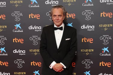 José Coronado ha sido uno de los afortunados en ponerse la vacuna ya. El reconocido actor acudió al Wizink Center de Madrid el pasado viernes, 9 de abril, para ponerse la primera dosis de la vacuna AstraZeneca, dejando un viral mensaje para aquellos que dudan de ella. "Esto es un sustito, lo otro es muerte", señaló, instando a que la gente se la ponga sin miedo.