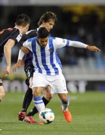 Carlos Vela con el balón.