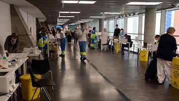 Health workers vaccinate people against Covid-19 during a mass vaccination campaign for people over 60 with the AstraZeneca vaccine at the WiZink Centre - Palacio de Deportes arena in Madrid on April 9, 2021. - The use of the AstraZeneca vaccine to protect against Covid-19 in Spain will be widened to include people aged 66-69, the health ministry announced. (Photo by JAVIER SORIANO / AFP)